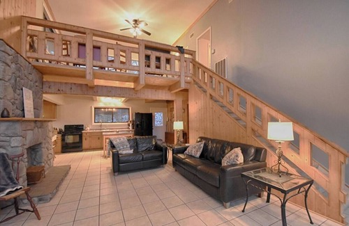 New Concord Ski Chalet | Kentucky Lake Chalet - Private Dock/Hot Tub