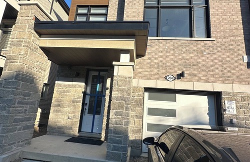 Brampton Apartment | Keppel Circle Residence
