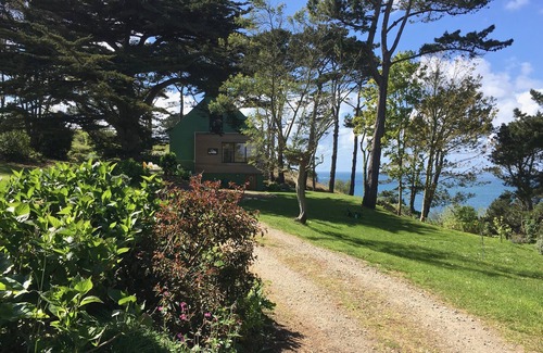 Plouguerneau House | Kerpilu, listed * house in a magical place facing the sea, along the GR34.