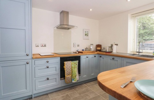 Shocklach Cottage | KESTREL, romantic, character holiday cottage in Tilston