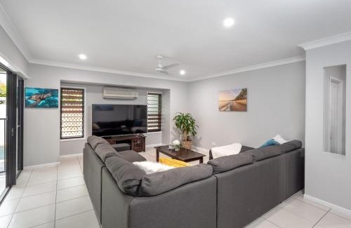 Kewarra Beach House | Kewarra Beach King Bed 4BR House, Pool, BBQ, Dog Friendly
