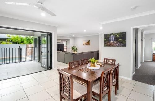 Kewarra Beach House | Kewarra Beach King Bed 4BR House, Pool, BBQ, Dog Friendly