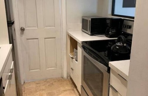 Key Biscayne Apartment | Key Biscayne 1 bedroom walk to Beach & town