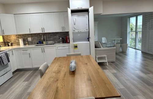 Key Biscayne Apartment | Key Biscayne 2 bedrooms sleeps 4 walk 2 beach shops