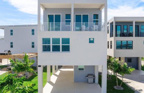 Monroe County House | Key Largo Oceanfront Oasis with Pool and Hot Tub