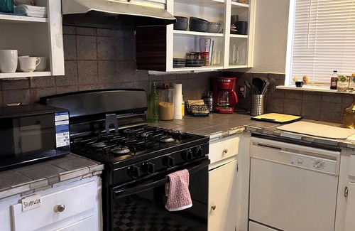 Westgate Bed & Breakfast | Key to Austin Original 2 Bedroom Austintatious B&B located in the ❤️ of Austin