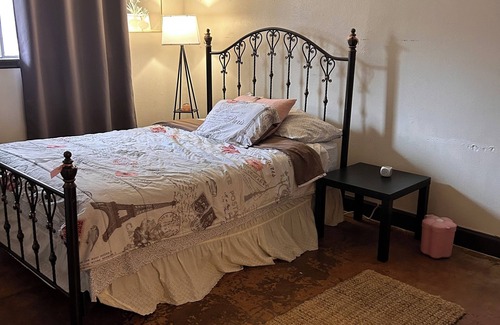 Westgate Bed & Breakfast | Key to Austin Original 2 Bedroom Austintatious B&B located in the ❤️ of Austin