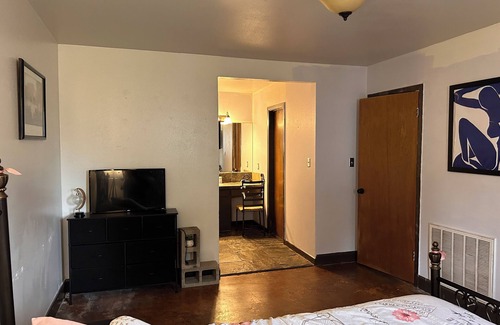 Westgate Bed & Breakfast | Key to Austin Original 2 Bedroom Austintatious B&B located in the ❤️ of Austin