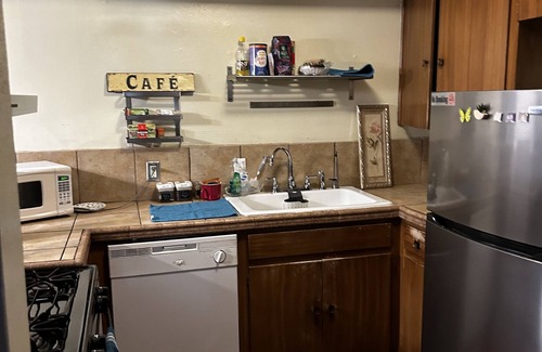 Westgate Bed & Breakfast | Key to Austin Rock Lounge