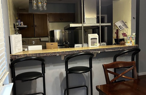 Westgate Bed & Breakfast | Key to Austin Rock Lounge