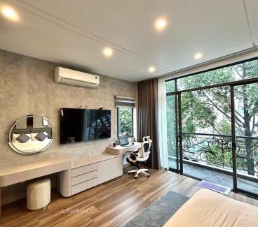 Ba Queo House | Khánh Nguyễn Luxury Apartment, balcony street view, large bathtub