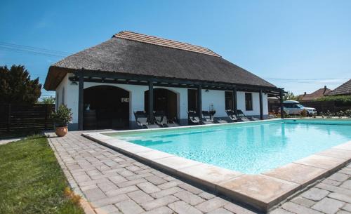 Poroszlo House | Ki-kötő Retreat