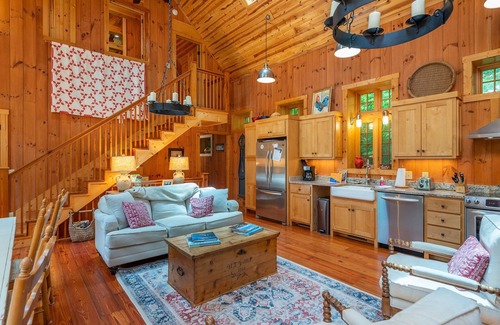 Old Fort Cottage | Kibbin | Pet-Friendly Luxury Stone Cottage on Creek