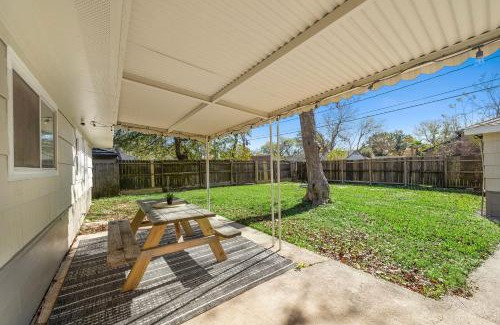 Pasadena House | Kick Back & Relax WiFi Desk Smart TVs Tire swing