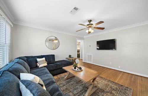 Pasadena House | Kick Back & Relax WiFi Desk Smart TVs Tire swing