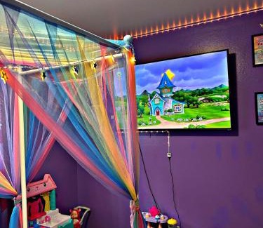 Taylor House | Kid-Friendly Home With Pool