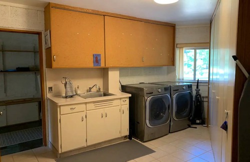 Dicken House | Kid-Friendly Midcentury House 1.2 Miles to Stadium