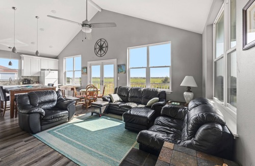 Indian Beach House | Kid friendly w/slide&swings, 11 mi to Moody Gardens for cheer or holiday events
