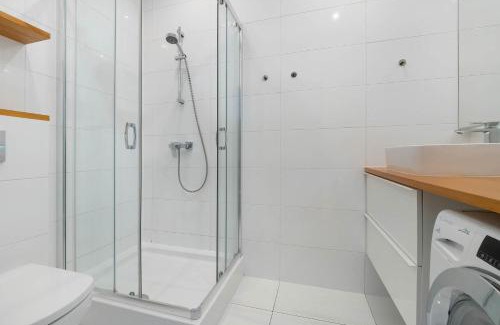 Srodmiescie Apartment | Kilińskiego Spacious Apartment with Parking in Łódź by Noclegi Renters