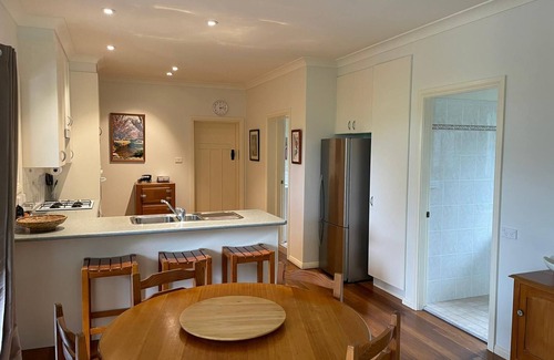 Bowral Cottage | ☘️"KILMEEDY" Take time to smell the roses🌹 in Bowral-Walk to town-Pet friendly.