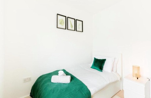 Birmingham Apartment | Kinara Properties - Luxury 2 Bed Apartment, Local to UoB, QE, Royal Orthopaedic Hospital, 10 mins from Birmingham City Centre, Free Parking
