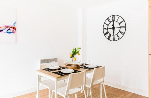 Birmingham Apartment | Kinara Properties - Luxury 2 Bed Apartment, Local to UoB, QE, Royal Orthopaedic Hospital, 10 mins from Birmingham City Centre, Free Parking