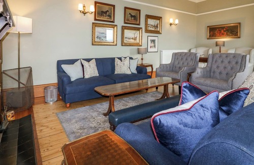 Kirriemuir Cottage | KINCLUNE HOUSE AND ANNEX, pet friendly, with open fire in Kirriemuir