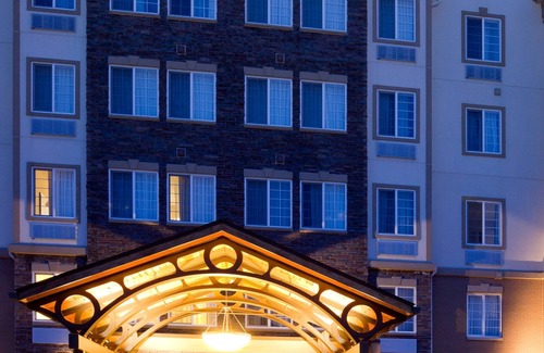 Franklin Condo | King and Queen bed | Pool + Gym + FREE Breakfast