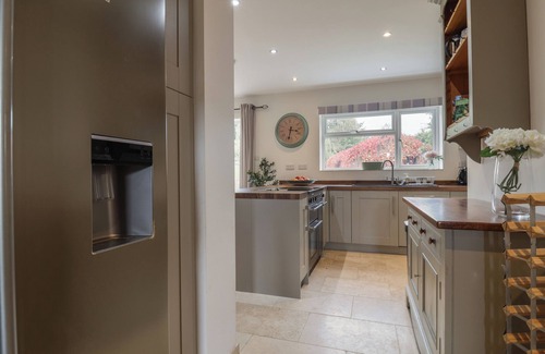 South Cadbury Cottage | KING ARTHUR'S REST, pet friendly, with hot tub in Queen Camel