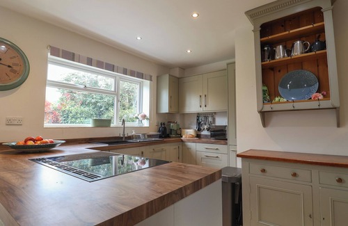 South Cadbury Cottage | KING ARTHUR'S REST, pet friendly, with hot tub in Queen Camel