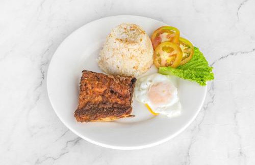 Silang Apartment | King Arts Bed and Breakfast with WiFi and Netflix! Near Bluemoon and Angelfields