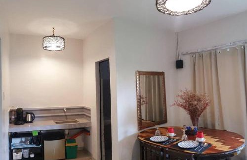 Silang Apartment | King Arts Bed and Breakfast with WiFi and Netflix! Near Bluemoon and Angelfields
