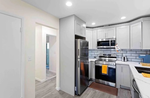 Kent Apartment | King bed 2BR house east of downtown Kent