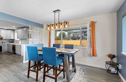 Kent Apartment | King bed 2BR house east of downtown Kent