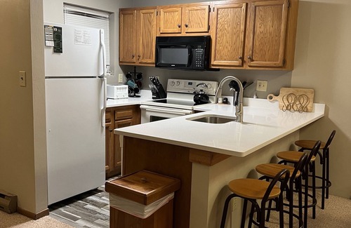 Hidden Valley Condo | King Bed! 2BR2BA ground level. Near golf & two pools. Well equipped kitchen!