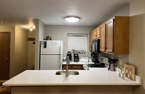 Hidden Valley Condo | King Bed! 2BR2BA ground level. Near golf & two pools. Well equipped kitchen!