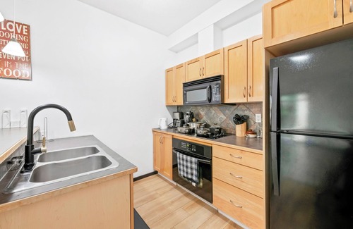 Southwest Edmonton Apartment | KING BED/AC/Clgry trail/Gateway/Whitemud