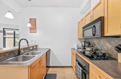 Southwest Edmonton Apartment | KING BED/AC/Clgry trail/Gateway/Whitemud