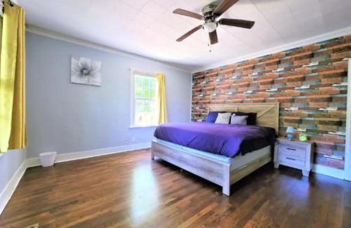 Decatur Apartment | King bed and Queen Sofa bed/room TV Wifi