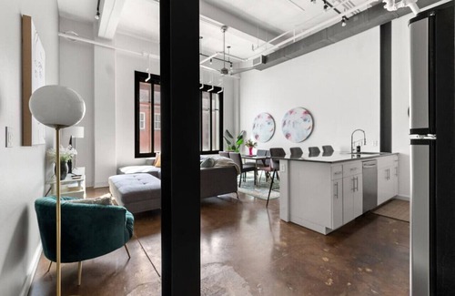 Downtown Fort Worth Apartment | King Bed Charming DWTN FTW Loft Sundance Square