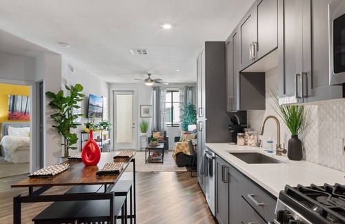 North Scottsdale Condo | King Bed⁂Courtyard View※Pool》Games ⁐Swim※ Parking!