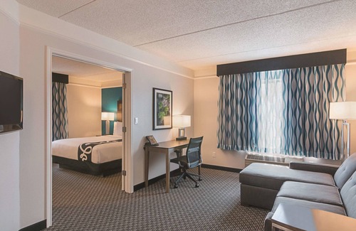 Orlando Hotel | King Bed Deluxe, La Quinta Inn & Suites, Poolside Fun, Near UCF & Universal