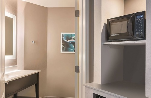 Orlando Hotel | King Bed Deluxe, La Quinta Inn & Suites, Poolside Fun, Near UCF & Universal