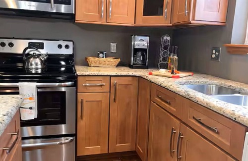 Cherryville House | King Bed- Dorney Park- Wineries-, Steam Shower-2 Tier Patio