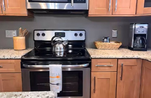 Cherryville House | King Bed- Dorney Park- Wineries-, Steam Shower-2 Tier Patio