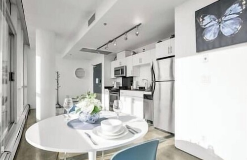 Beltline Apartment | King Bed | DT Views | UG Park | Walk to Saddledome