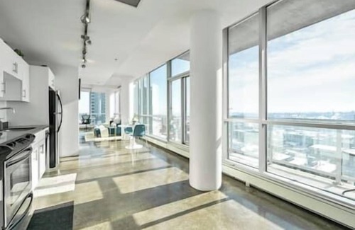 Beltline Apartment | King Bed | DT Views | UG Park | Walk to Saddledome