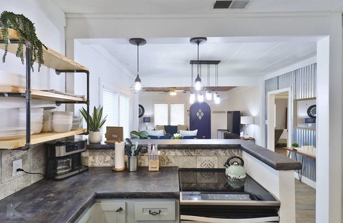 Abilene Cottage | King Bed Entire Home with Kitchen near ACU Abilene, Zoo