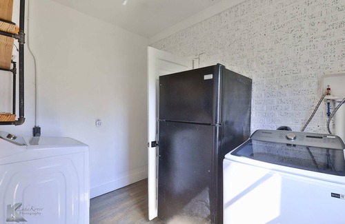 Abilene Cottage | King Bed Entire Home with Kitchen near ACU Abilene, Zoo