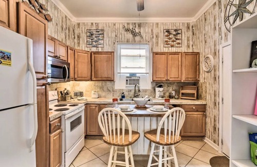 San Jacinto Cottage | King Bed-Fenced Yard-Free Parking-Dog Friendly-East End